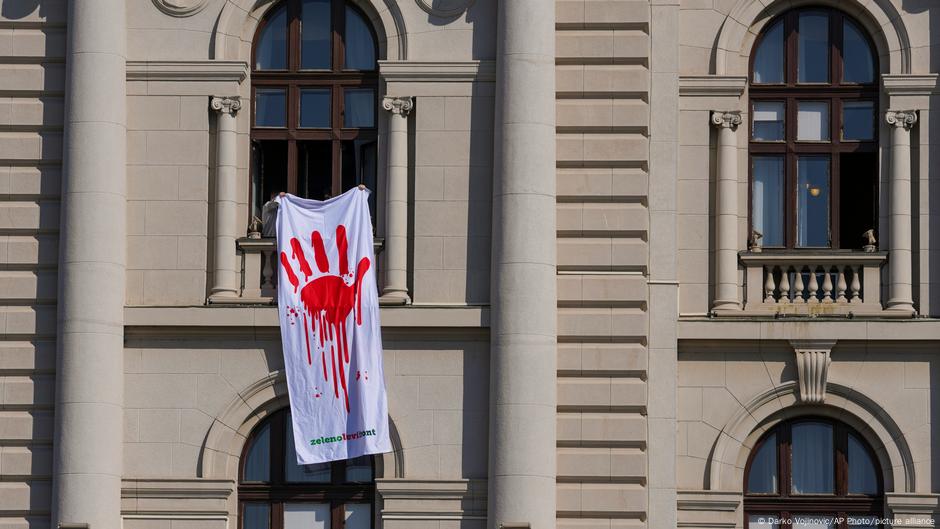 Opozicioni poslanici pokazuju simbol krvave šake kroz prozor zdanja Skupštine