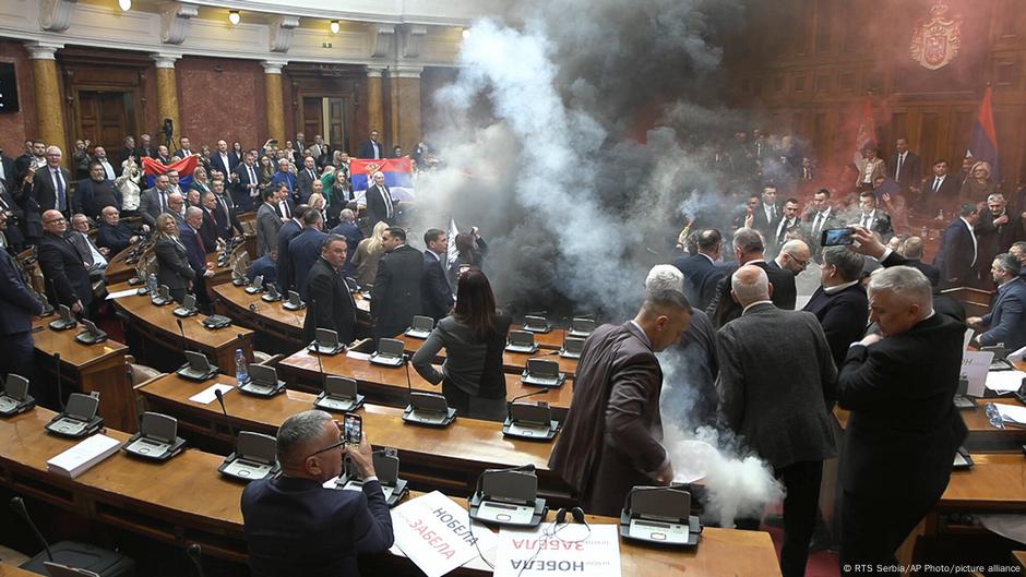 Opozicioni poslanici bacali su dimne bombe i palili baklje u Skupštini Srbije