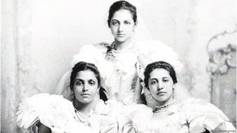 Princeze Bamba, Ketrin (gore u sredini) i Sofija Dulip Sing pred bal debitantkinja 1894. Tada su već bile bez oba roditelja.