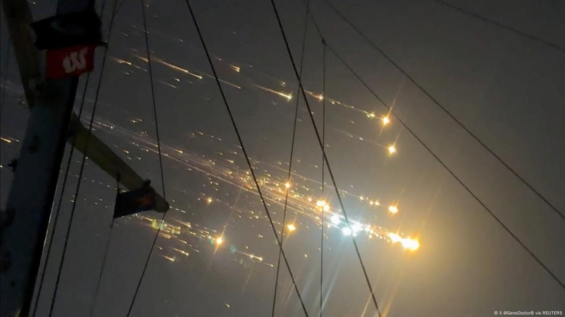 Los escombros de la nave Starship iluminan el cielo en Hog Cay, Bahamas, donde el episodio fue grabado y publicado en redes sociales. Los escombros de la nave Starship iluminan el cielo en Hog Cay, Bahamas, donde el episodio fue grabado y publicado en redes sociales.