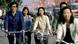 1980年代北京街头,3名男子和2名女子在马路上骑自行车 1980年代北京街头,3名男子和2名女子在马路上骑自行车