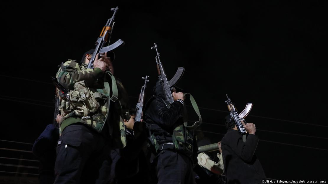 شامی سکیورٹی فورسز سابق حکومت کے فوجیوں کے خلاف لڑنے کے لیے لطاکیہ میں پیش قدمی کر رہی ہیں شامی سکیورٹی فورسز سابق حکومت کے فوجیوں کے خلاف لڑنے کے لیے لطاکیہ میں پیش قدمی کر رہی ہیں