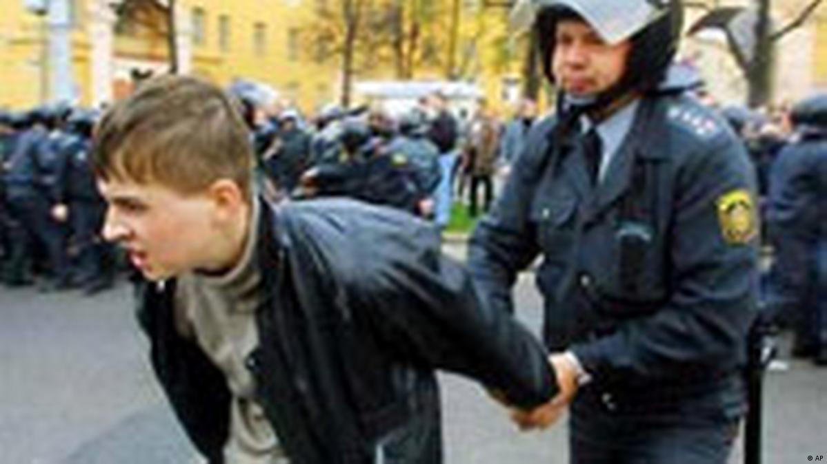 Опять бью. Нельзя просто взять и не отреагировать на. Опять бью. Ну окей мем. Опять бью.