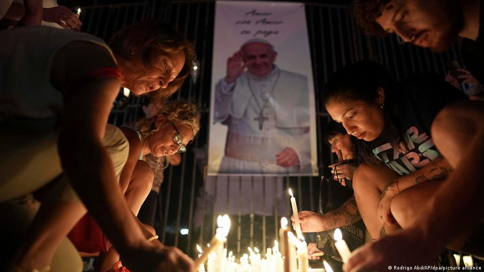 La marcha en Buenos Aires culminó cuando los asistentes dejaron sus velas en la Plaza de Mayo. 