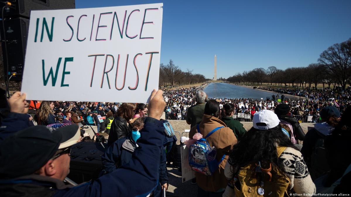 Científicos protestan en EE.UU. contra los recortes de Trump