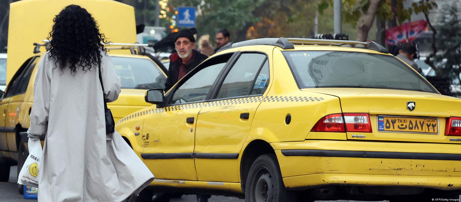 تأیید ابلاغیه خامنه‌ای به دولت درباره موضوعات اجتماعی و حجاب – DW – ۱۴۰۴/۹/۵