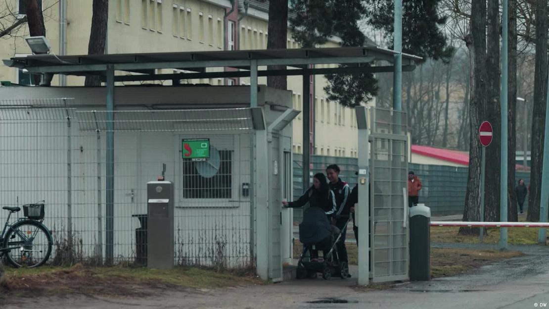 ملک بدری کا فیصلہ مقامی امیگریشن اتھارٹی کرتی ہے، جو یہ جانچتی ہے کہ آیا ملک بدری میں کوئی قانونی رکاوٹ موجود ہے یا نہیں ملک بدری کا فیصلہ مقامی امیگریشن اتھارٹی کرتی ہے، جو یہ جانچتی ہے کہ آیا ملک بدری میں کوئی قانونی رکاوٹ موجود ہے یا نہیں