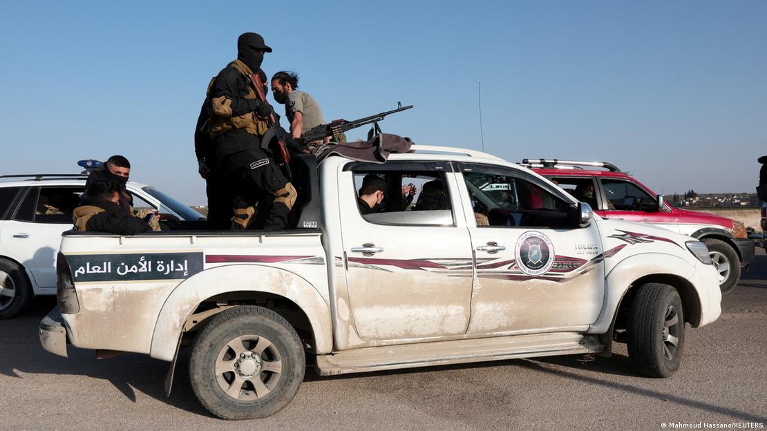  شامی فوج کے اہلکار ایک فوجی گاڑی میں لاذقیہ کی طرف جاتے ہوئے