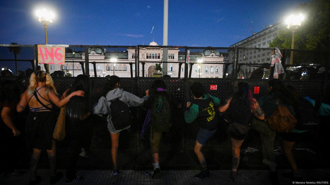 Mujeres patean una valla frente al palacio presidencial Casa Rosada durante la marcha que conmemoró el Día Internacional de la Mujer en Buenos Aires, Argentina.