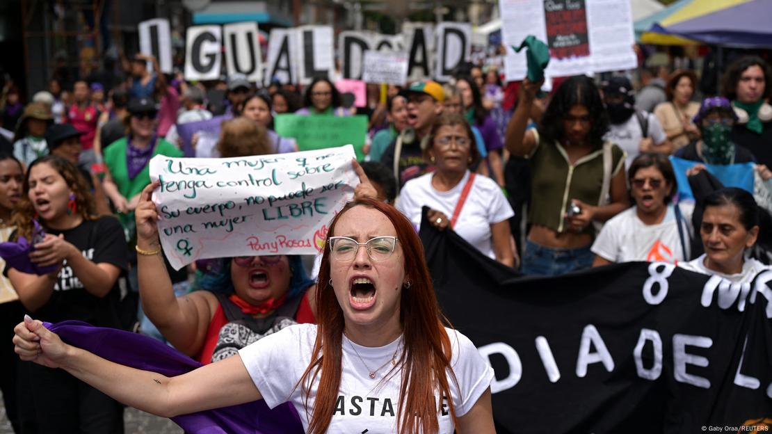 Colectivos de mujeres marchan en Caracas, capital de Venezuela.