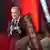 Mark Carney, con traje y micrófono en mano.