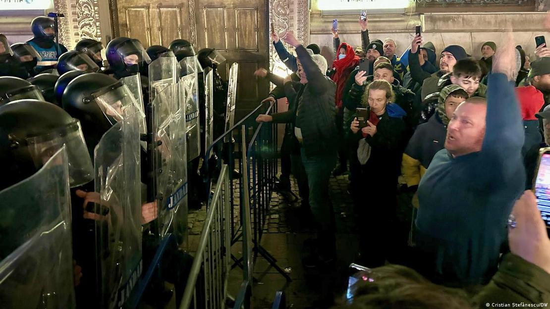 Rumänien Bukarest  | Polizisten mit Schutzschilden und wütende Georgescu-Anhänger stehen sich bei Protesten vor der zentralen Wahlbehörde in Bukarest gegenüber (09.03.2025)