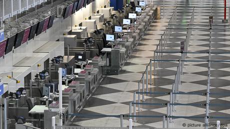 Εικόνες παράλυσης σε 13 γερμανικά αεροδρόμια