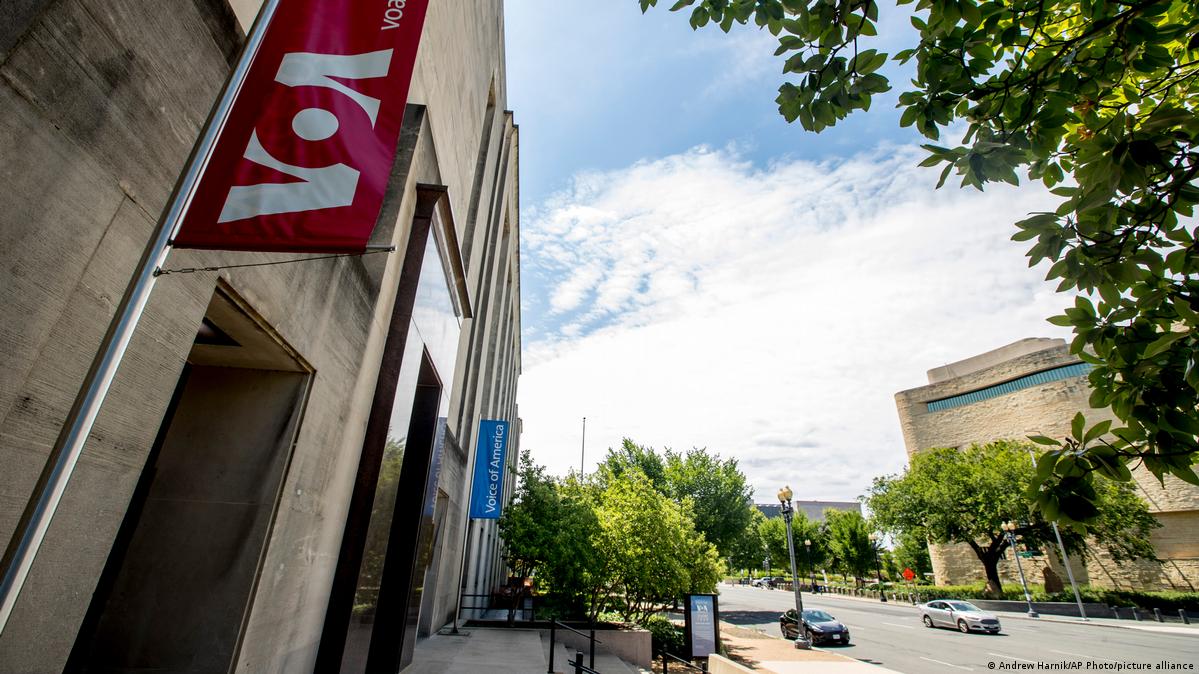 فعالیت صدای امریکا متوقف شد و کارمندانش به مرخصی رفتند – DW – ۱۴۰۳۱۲۲۶