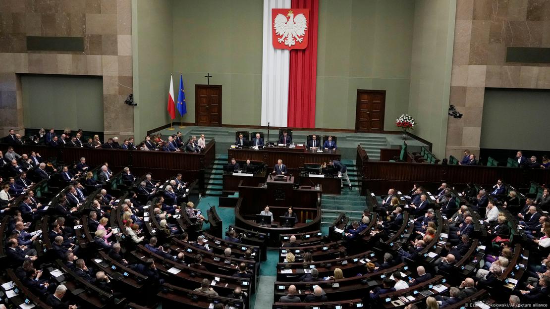Vista a través de las filas de diputados en el Parlamento polaco hacia el atril donde habla el primer ministro Donald Tusk. Vista a través de las filas de diputados en el Parlamento polaco hacia el atril donde habla el primer ministro Donald Tusk.