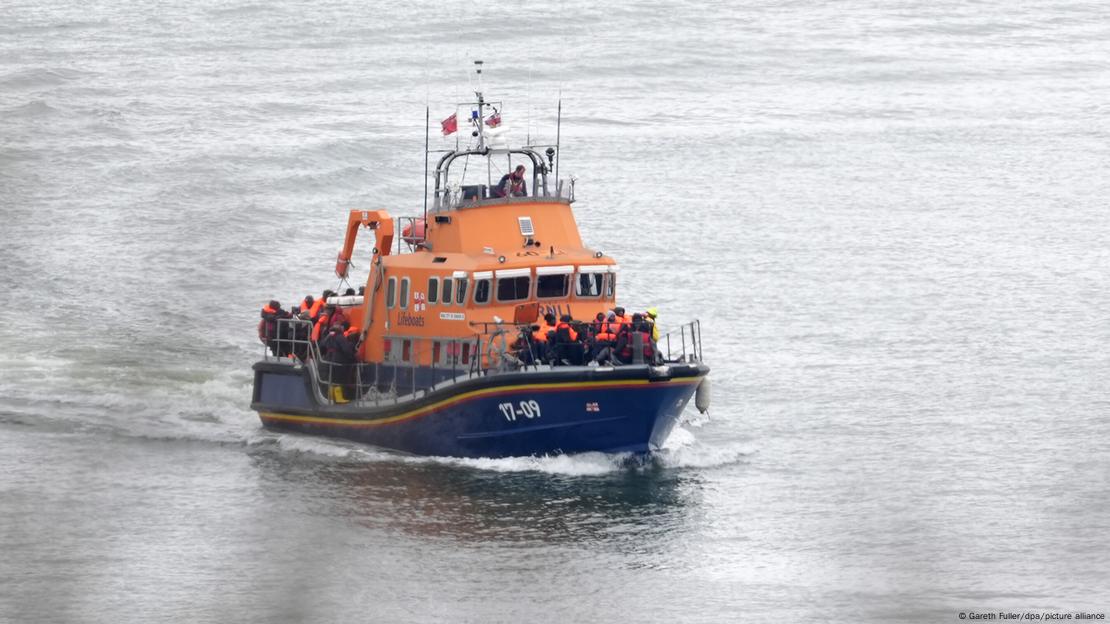 Brod sa migrantima spašenim nakon brodoloma uplovljava u luku Brod sa migrantima spašenim nakon brodoloma uplovljava u luku