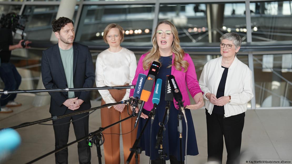 Die Partei- und Fraktionsspitze der Grünen gibt auf der Plenarebene des Bundestags eine Pressekonferenz: Felix Banaszak, Franziska Brantner, Katharina Dröge Britta Haßelmann (v.l.) sprechen abwechselnd in Mikrofone, die ihnen an langen Stangen befestigt entgegengestreckt werden. Die Partei- und Fraktionsspitze der Grünen gibt auf der Plenarebene des Bundestags eine Pressekonferenz: Felix Banaszak, Franziska Brantner, Katharina Dröge Britta Haßelmann (v.l.) sprechen abwechselnd in Mikrofone, die ihnen an langen Stangen befestigt entgegengestreckt werden.