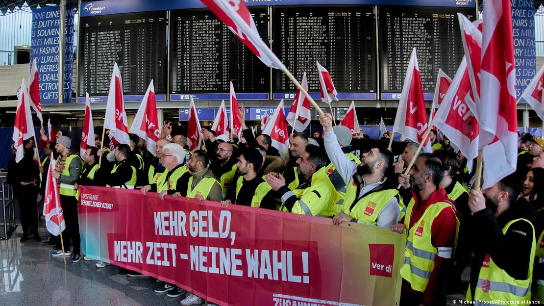 Trabajadores afiliados al sindicato ver.di, con pancartas y chalecos, durante una huelga nacional en los aeropuertos de Alemania. (Archivo).