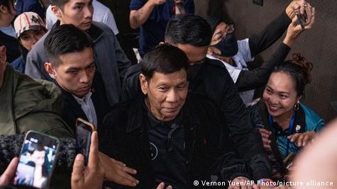 Preso em Haia, Duterte vence elei&ccedil;&atilde;o para prefeito &ndash; DW &ndash; 13/05/2025