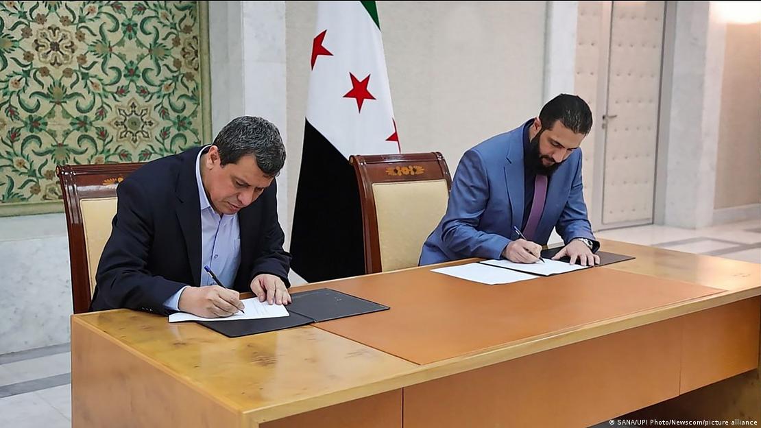 Suriye Demokratik Güçleri (SDG) lideri Mazlum Abdi ve Suriye geçici Cumhurbaşkanı Ahmet Şara söz konusu anlaşmaya imza atarken 