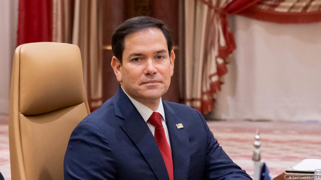 Novi šef američke diplomatije Marco Rubio u odijelu sa crvenom kravatom
