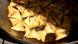 Detalle de una sartén cocinando las típias samosas en un mercado de Calcuta en una imagen de archivo.
Detalle de una sartén cocinando las típias samosas en un mercado de Calcuta en una imagen de archivo.