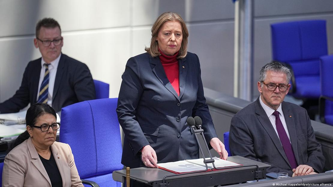 Bundestagspräsidentin Bärbel Bas (SPD) steht in der Plenarsitzung am 11. Februar 2025 am Rednerpult. Neben und hinter hier sitzen Mitarbeiterinnen und Mitarbeiter des Bundestagspräsidiums. Bundestagspräsidentin Bärbel Bas (SPD) steht in der Plenarsitzung am 11. Februar 2025 am Rednerpult. Neben und hinter hier sitzen Mitarbeiterinnen und Mitarbeiter des Bundestagspräsidiums.