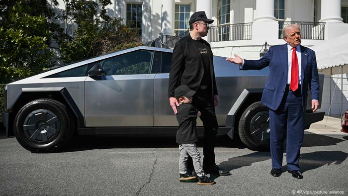 Donald Trump, Elon Musk e seu filho  fazem propanda de carro da Tesla em frente à Casa Branca 