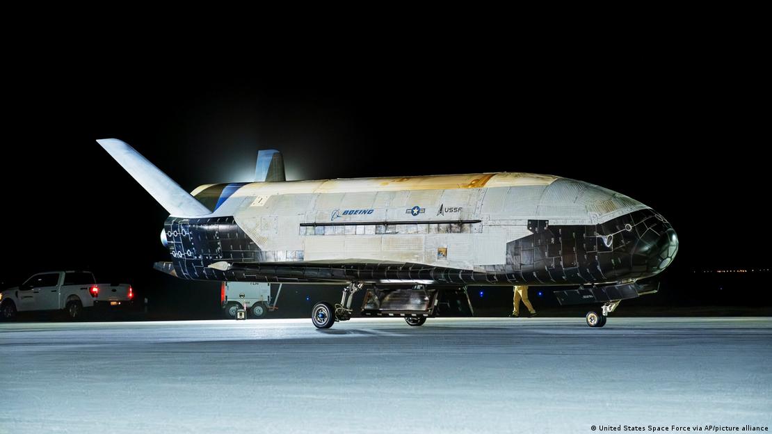 El vehículo militar de Boeing, similar a un pequeño transbordador espacial, realizó su octava misión con tecnología cuántica avanzada. El vehículo militar de Boeing, similar a un pequeño transbordador espacial, realizó su octava misión con tecnología cuántica avanzada.