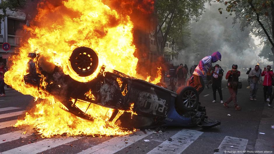 Argentina: Pensioners and soccer fans unite in protests – DW – 03/13/2025