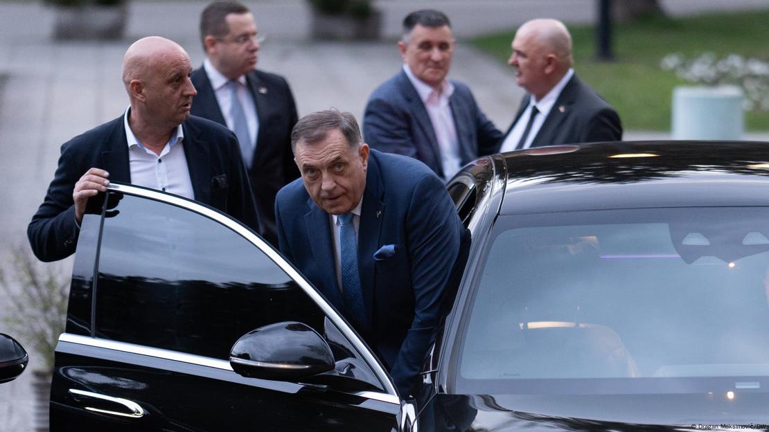 Predsjednik RS-a Milorad Dodik ulazi u automobil