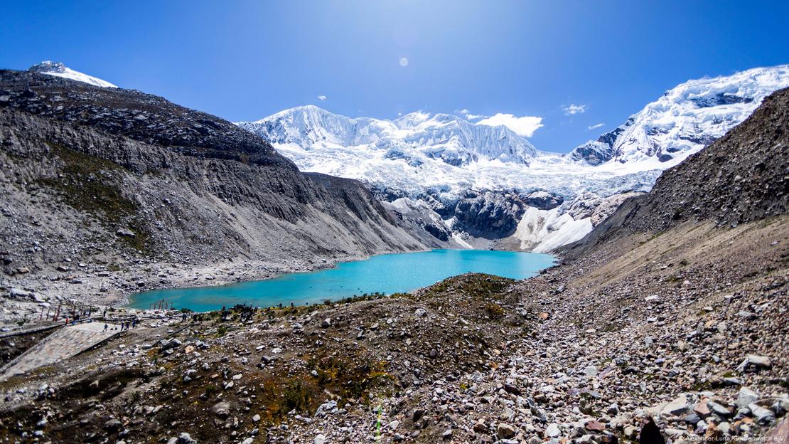  Lago glacial próximo ao vilarejo de Huaraz, nos Andes Peruanos