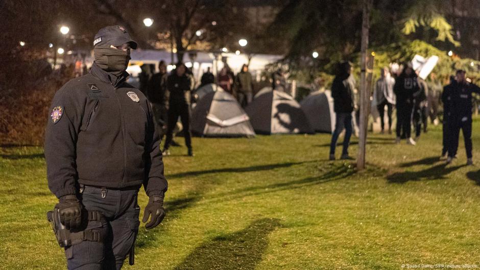 Policajac ispred kampa u Pionirskom parku u Beogradu