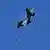Ein F-16 Kampfjet im Flug vor blauem Himmel