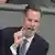 Dürr gesticula con los dedos índice y pulgar unidos mientras se dirige al pleno del Bundestag.
