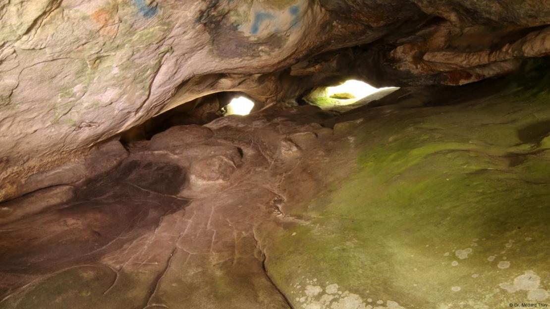 Los antiguos artesanos paleolíticos tallaron con precisión asombrosa el suelo de arenisca, creando canales que cobraban vida al llenarse con agua de lluvia. Los antiguos artesanos paleolíticos tallaron con precisión asombrosa el suelo de arenisca, creando canales que cobraban vida al llenarse con agua de lluvia.