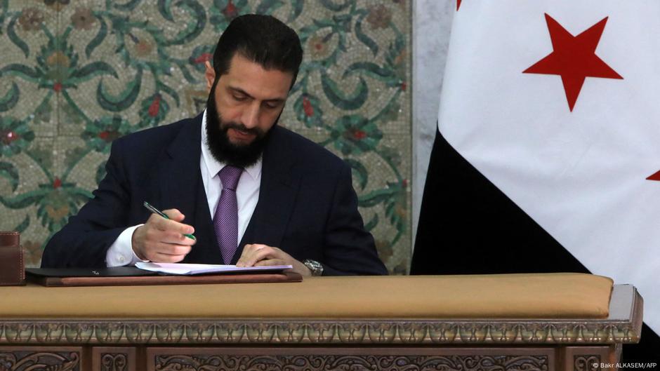 سوريا ـ الإعلان الدستوري يفصل بين السلطات ويؤكد على الحريات