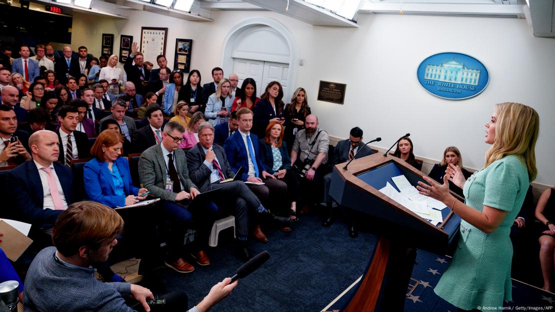 Администрацијата на Трамп (на фотографијата е портпаролката Каролин Левит во прес-салата на Белата куќа) исто така засилено врши притисок врз приватните медиуми: наместо дописниците, владата сега одлучува кој каков пристап ќе има до Белата куќа. Новинската агенција Асошиетед прес дури беше целосно исклучена затоа што ја игнорираше наредбата на Трамп за преименување на Мексиканскиот Залив. Администрацијата на Трамп (на фотографијата е портпаролката Каролин Левит во прес-салата на Белата куќа) исто така засилено врши притисок врз приватните медиуми: наместо дописниците, владата сега одлучува кој каков пристап ќе има до Белата куќа. Новинската агенција Асошиетед прес дури беше целосно исклучена затоа што ја игнорираше наредбата на Трамп за преименување на Мексиканскиот Залив.