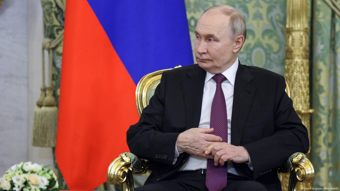 Putin ulur në kolltuk në Kremlin duke parë anash