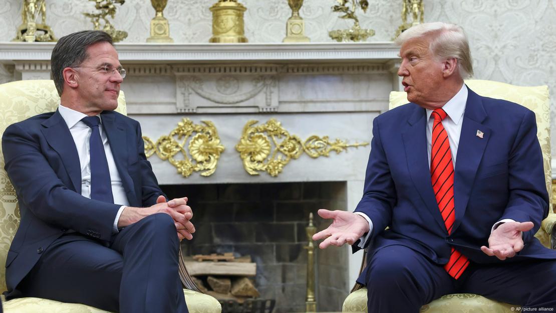 Mark Rutte i Donald Trump u odijelima sjede na stolicama u zlatnoj boji ispred kamina u Ovalnom uredu i razgovaraju Mark Rutte i Donald Trump u odijelima sjede na stolicama u zlatnoj boji ispred kamina u Ovalnom uredu i razgovaraju