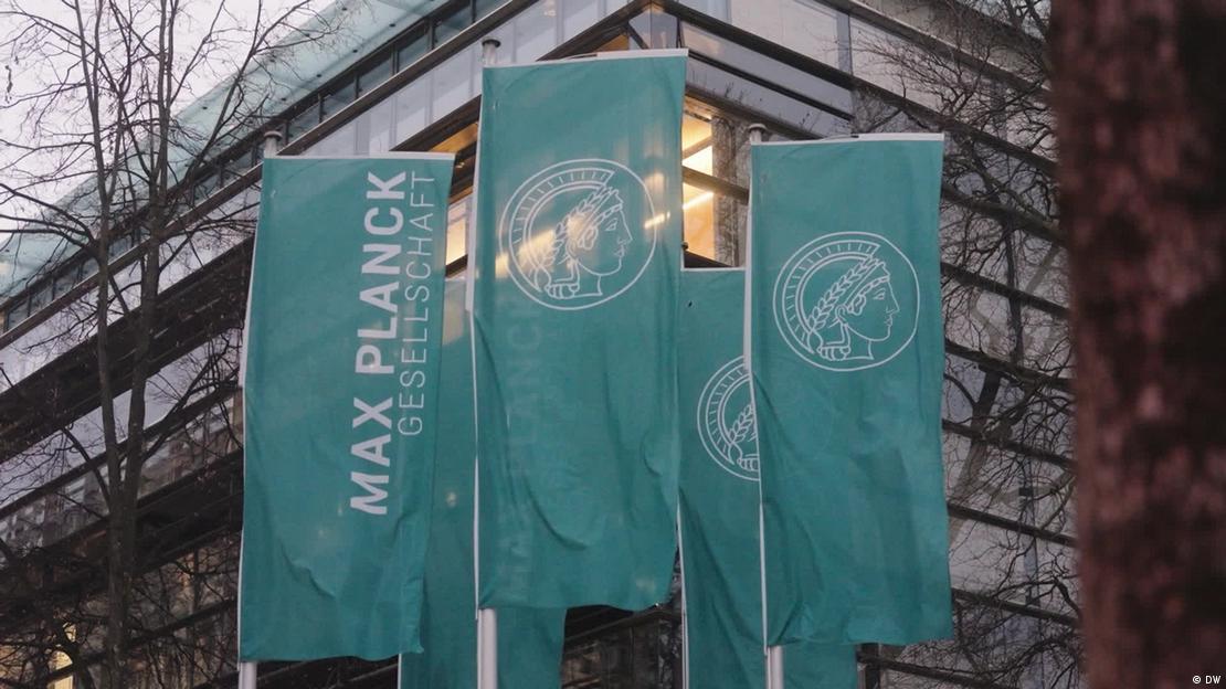 Σημαίες με το έμβλημα της «Εταιρείας Μαξ Πλανκ»