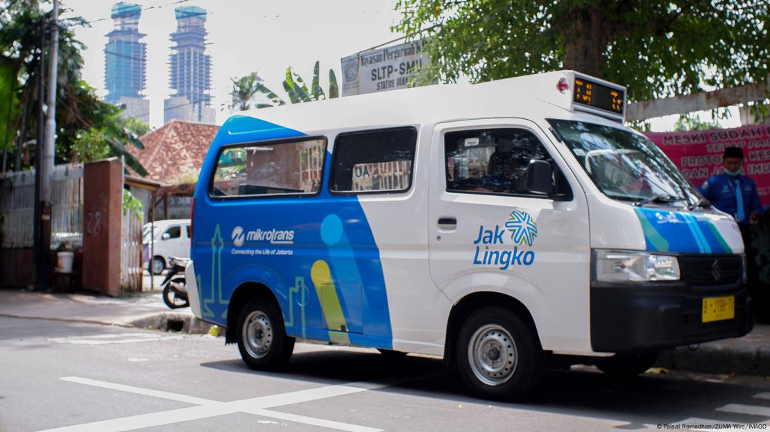 Një minibus blu dhe i bardhë i parkuar në rrugë Një minibus blu dhe i bardhë i parkuar në rrugë