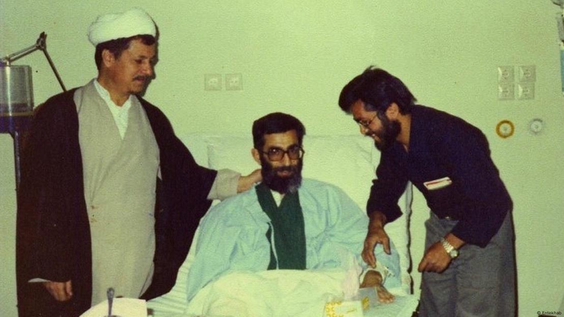 عیادت علی اکبر هاشمی رفسنجانی از علی خامنهای پس از ترور- ۱۱ تیرماه ۱۳۶۰ عیادت علی اکبر هاشمی رفسنجانی از علی خامنهای پس از ترور- ۱۱ تیرماه ۱۳۶۰