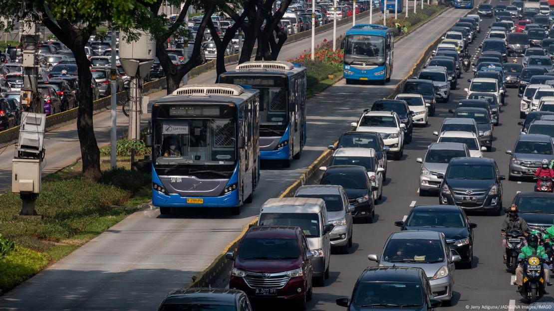 Tre korsi të mbushura me makina shtrihen përgjatë një korsie autobusësh Tre korsi të mbushura me makina shtrihen përgjatë një korsie autobusësh
