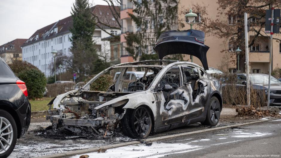 Fiscal de EE.UU. califica de terrorismo ataques contra Tesla – DW – 19/03/2025