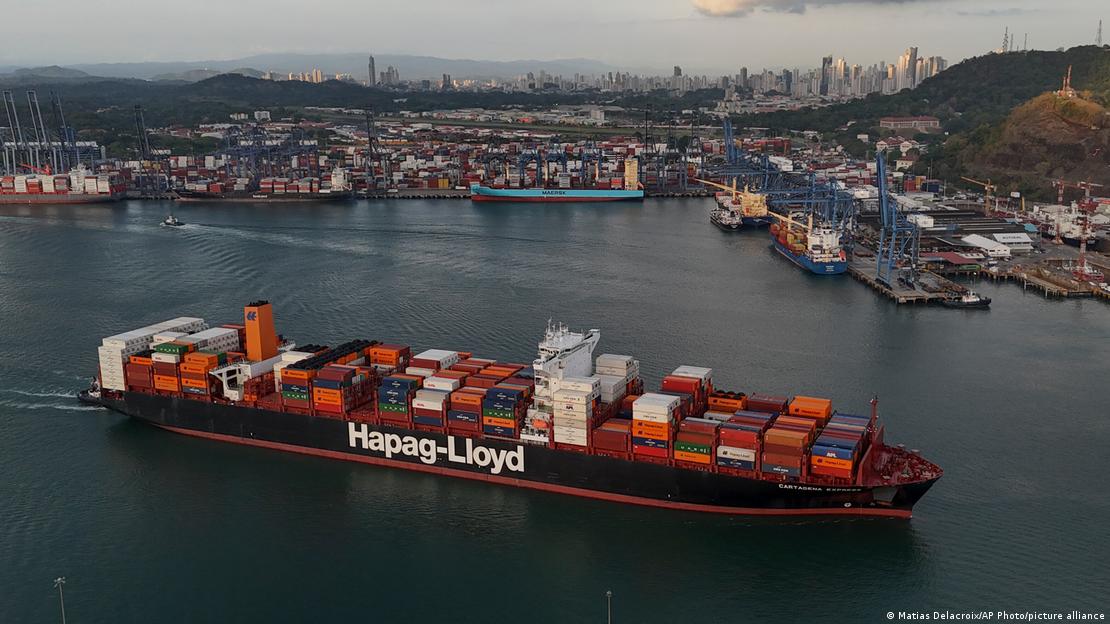 Barco navega en el Puerto de Balboa, sobre el canal de Panamá, manejado por CK Hutchison Holdings.