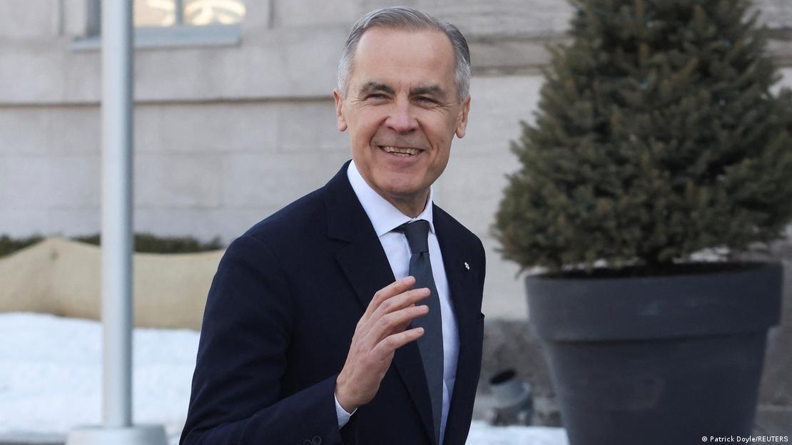 Mark Carney përshëndet duke ecur
