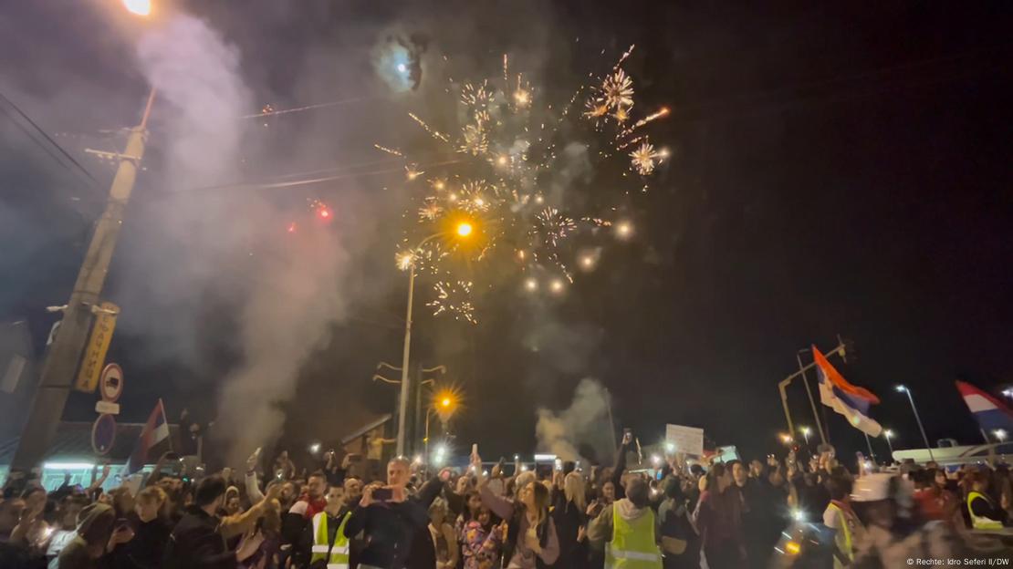 Masë protestuesish në rrugët e Serbisë duke hedhur fishekzjarre Masë protestuesish në rrugët e Serbisë duke hedhur fishekzjarre