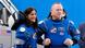 Os astronautas americanos Suni Williams e Butch Wilmore em trajes espaciais (foto de junho de 2024, de quando eles ainda estavam na terra)