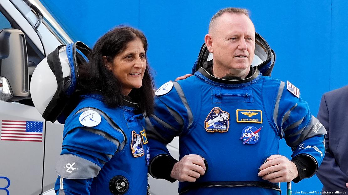 Os astronautas americanos Suni Williams e Butch Wilmore em trajes espaciais (foto de junho de 2024, de quando eles ainda estavam na terra) Os astronautas americanos Suni Williams e Butch Wilmore em trajes espaciais (foto de junho de 2024, de quando eles ainda estavam na terra)